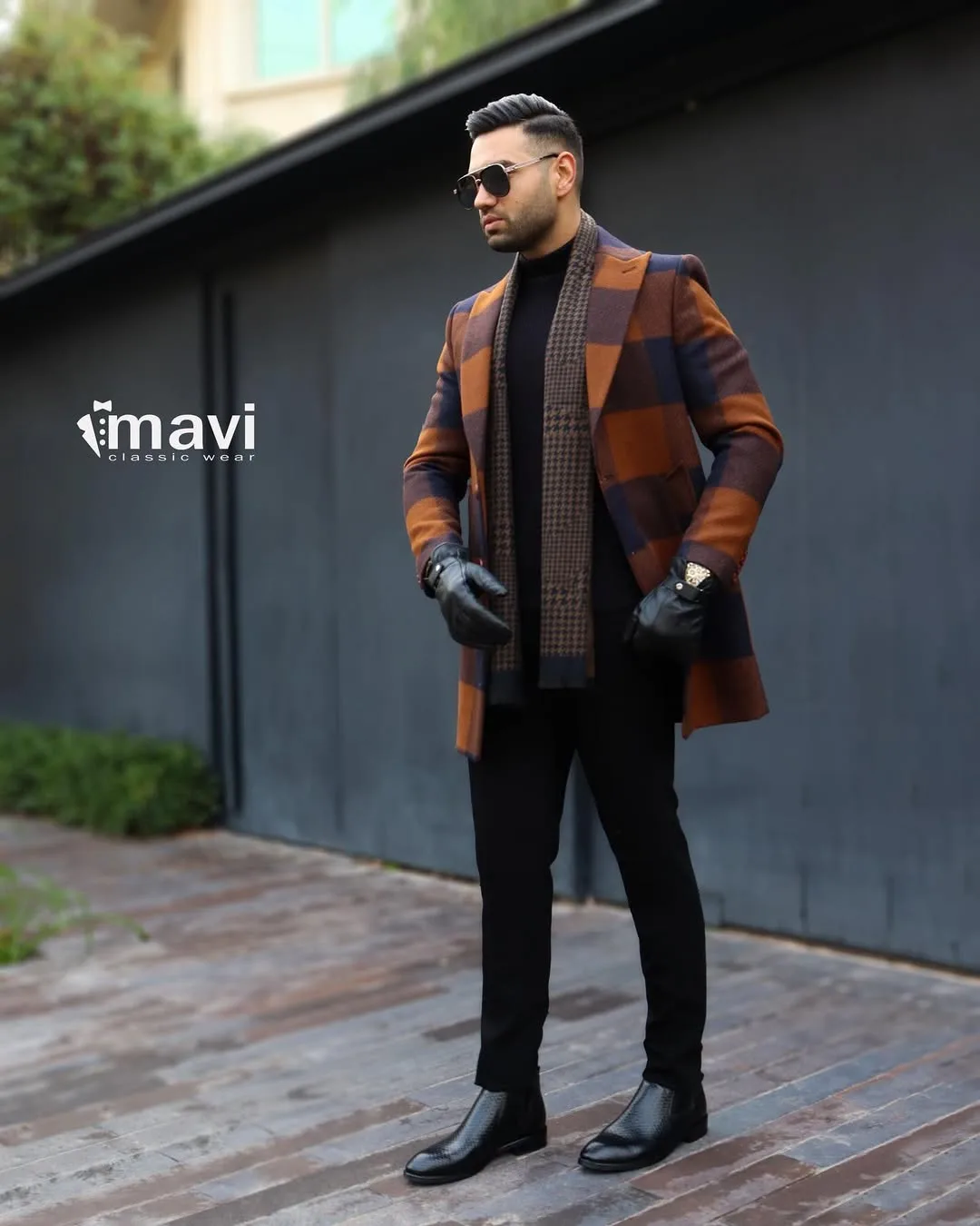 نیم‌پالتو مردانه، رنگ قهوه‌ای و سرمه‌ای، طرح چهارخانه، بلند، یقه پهن، آستین بلند