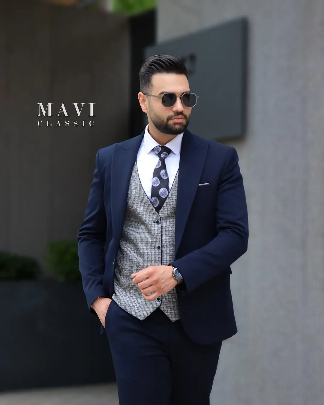 کت و شلوار دبل‌فیس با ژیله دورو، رنگ سرمه‌ای و خاکستری، تک دکمه، یقه کلاسیک