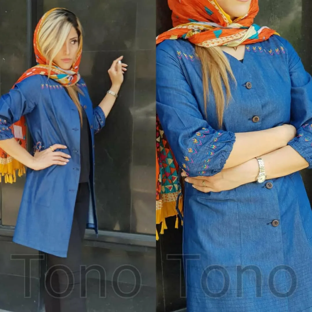 مانتو جین بخیه‌دوزی کد ۱۳۷، رنگ آبی، طرح گلدوزی، بلند، یقه دالاری، آستین سه چهارم