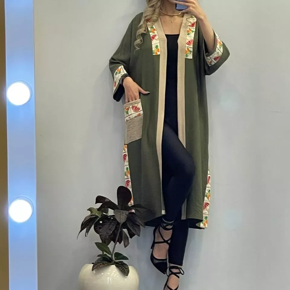 مانتو بهاره بلند گلدوزی، رنگ سبز زیتونی و کرم، طرح گلدار، جلو باز، آستین بلند، گشاد