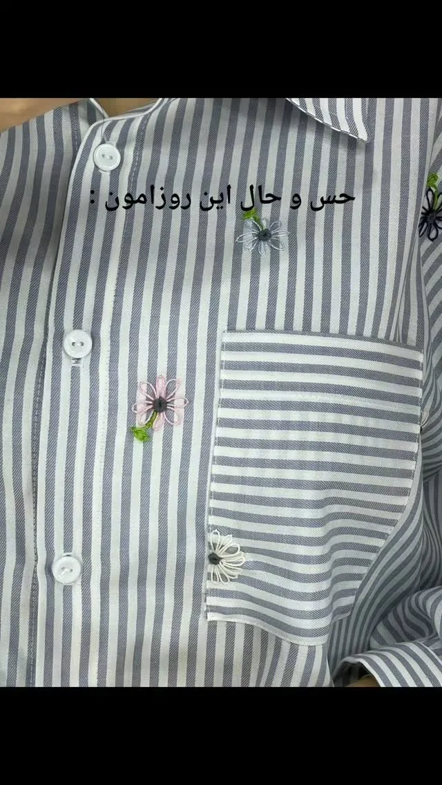 شومیز خنک تابستانی، رنگ سفید و خاکستری، طرح راه‌راه و گلدوزی، یقه دار، دکمه‌دار، جیب‌دار