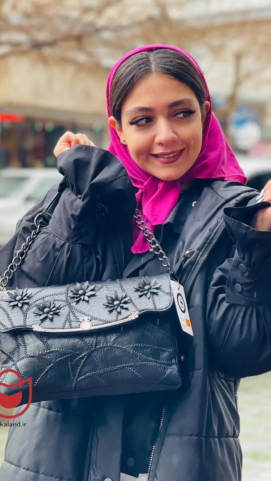 کیف سنتوزا، رنگ مشکی، جنس چرم، طرح گلدوزی، دوشی، زنجیری، مدل کلاسیک