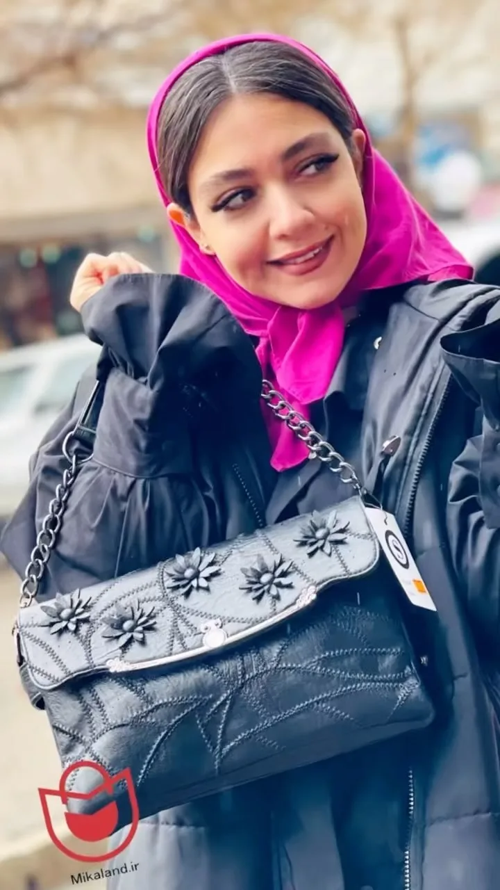 کیف دوشی خامه‌دوزی شکوفه‌ای سنتوزا، رنگ مشکی، جنس چرم، مستطیلی، طرح گل