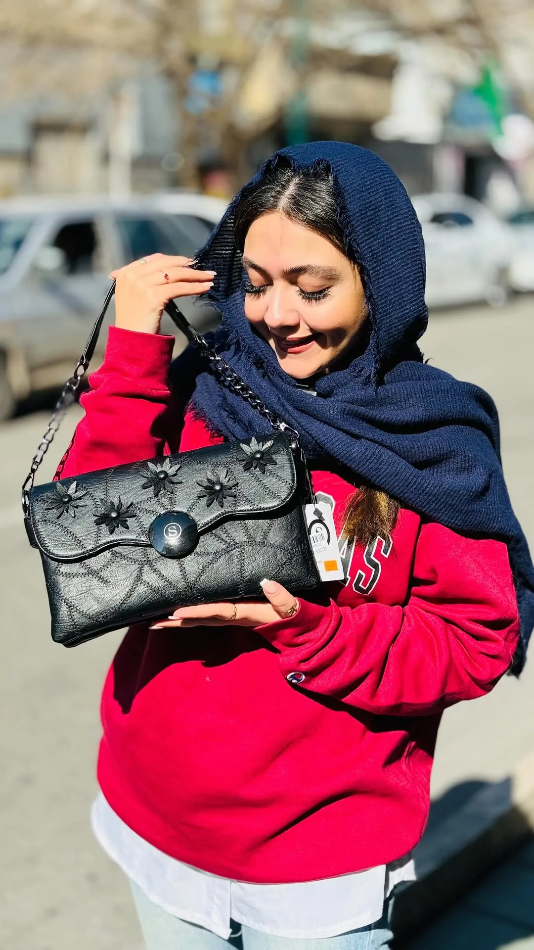 کیف دوشی، رنگ مشکی، جنس چرم، طرح گلدوزی، بند زنجیری، درب‌دار