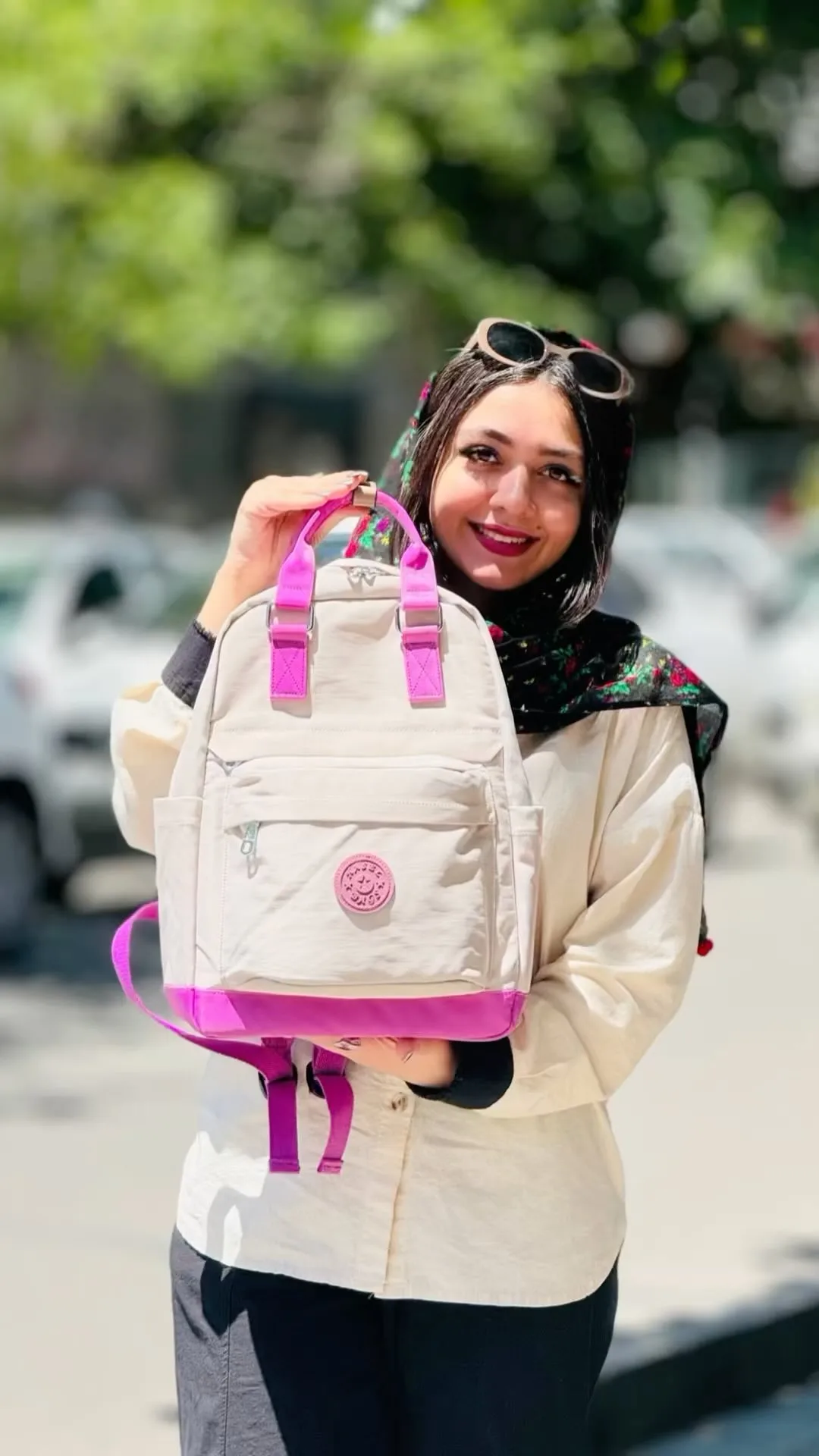 کیف کوله‌پشتی برزنت ضدآب حاصل، رنگ کرم و صورتی، دوشی، زیپ‌دار، متوسط
