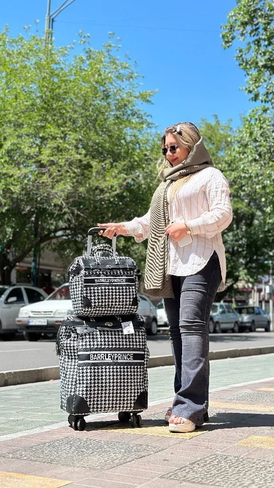 ست چمدان، رنگ سیاه و سفید، طرح هندسی، چمدان چرخ‌دار و کیف دستی