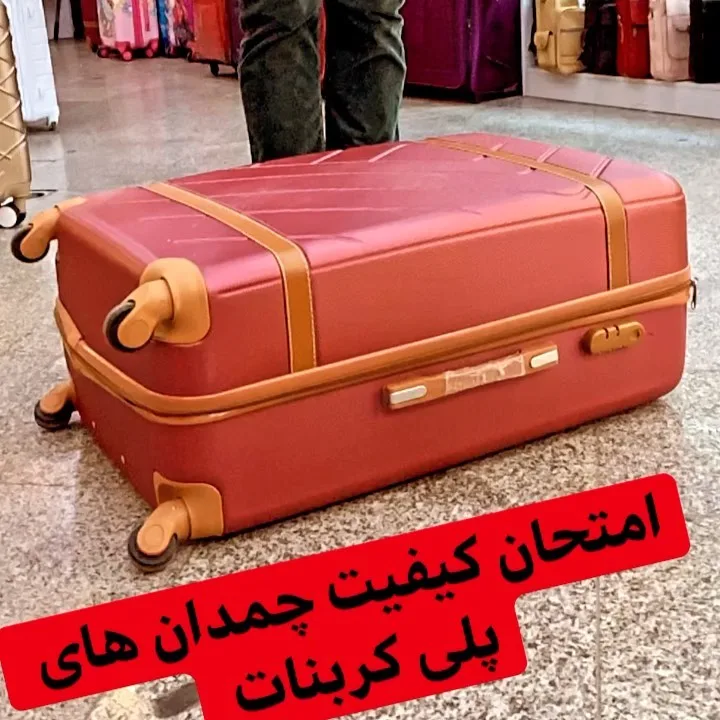 چمدان پلی‌کربنات، رنگ قرمز و قهوه‌ای، طرح هندسی، تک، چرخ‌دار