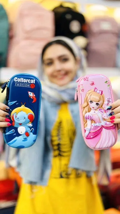 جامدادی، رنگ آبی و صورتی، جنس پارچه، طرح شخصیت کارتونی، استوانه‌ای، زیپ‌دار