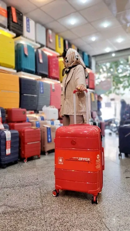 چمدان مدل اولترا مونزا، رنگ قرمز، جنس پلاستیک، چمدان سخت، چرخ‌دار، دسته تلسکوپی