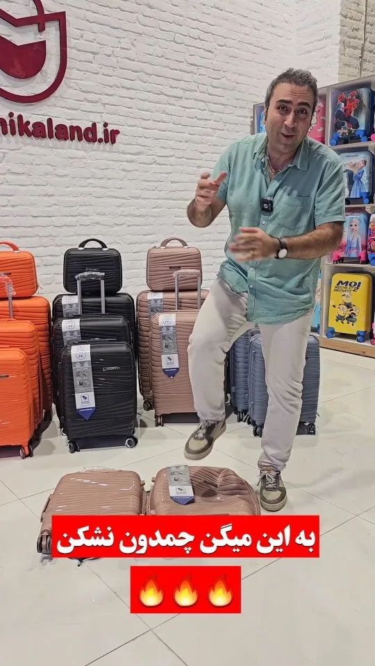 چمدان، رنگ نارنجی، مشکی، صورتی و آبی، جنس پلاستیک، چرخ‌دار، سخت