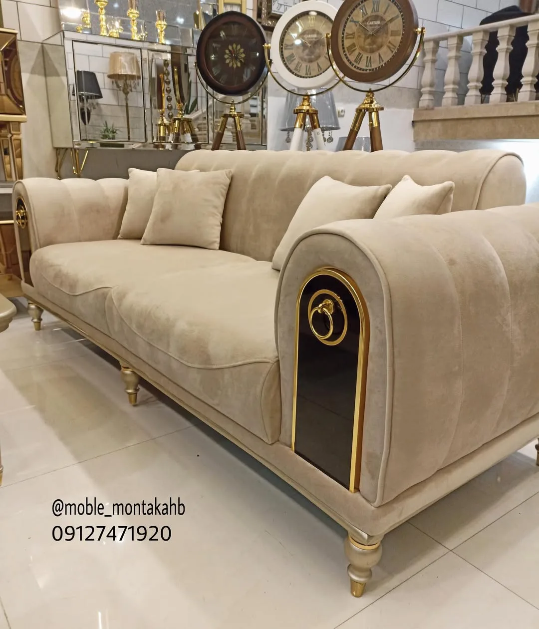 مبل راحتی، رنگ کرم، طلایی و مشکی، جنس مخمل، فلز و چوب، سه نفره، دسته پهن