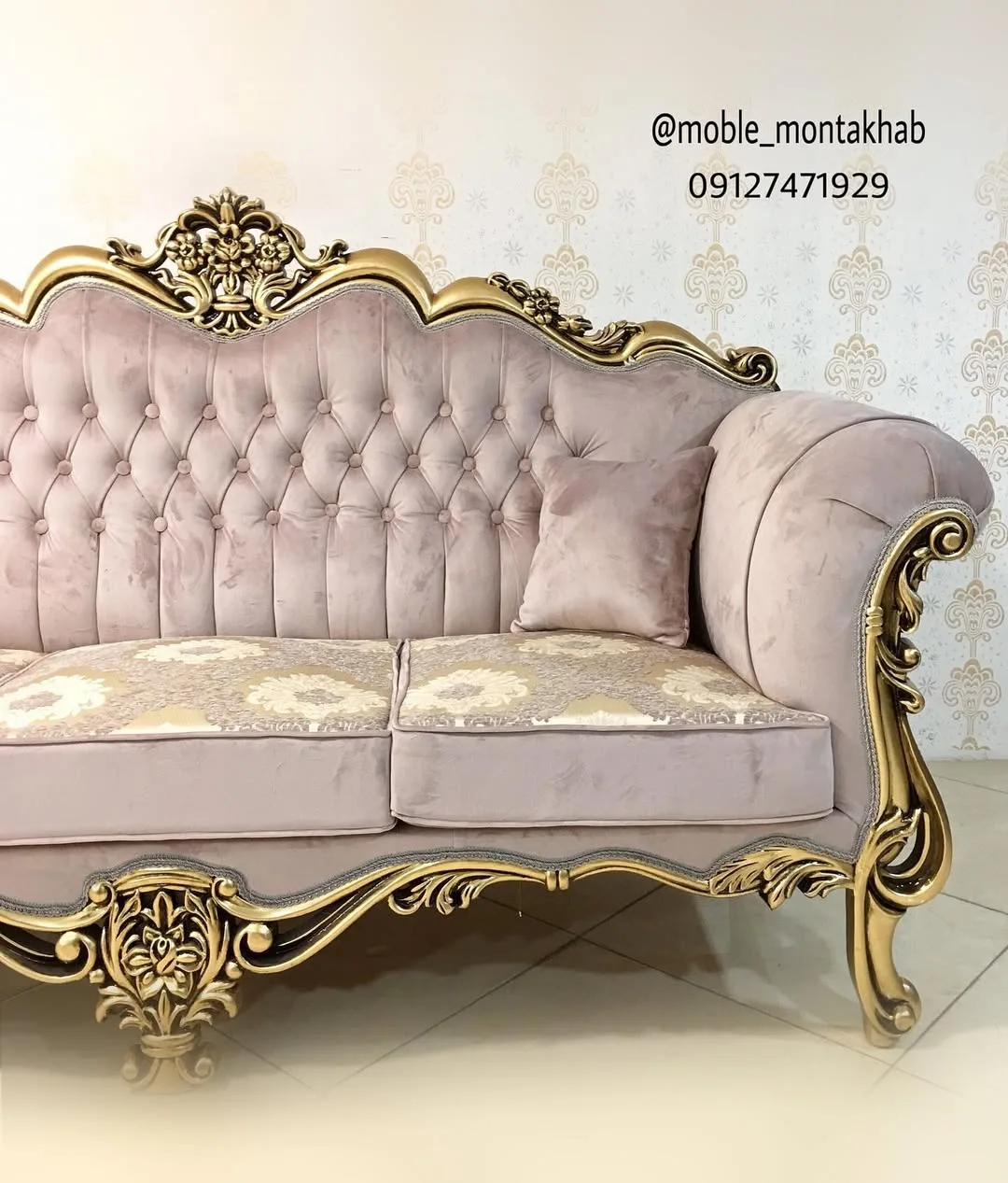 مبل راحتی مدل سه‌گل، رنگ صورتی و طلایی، جنس مخمل و فلز، دو نفره، سلطنتی