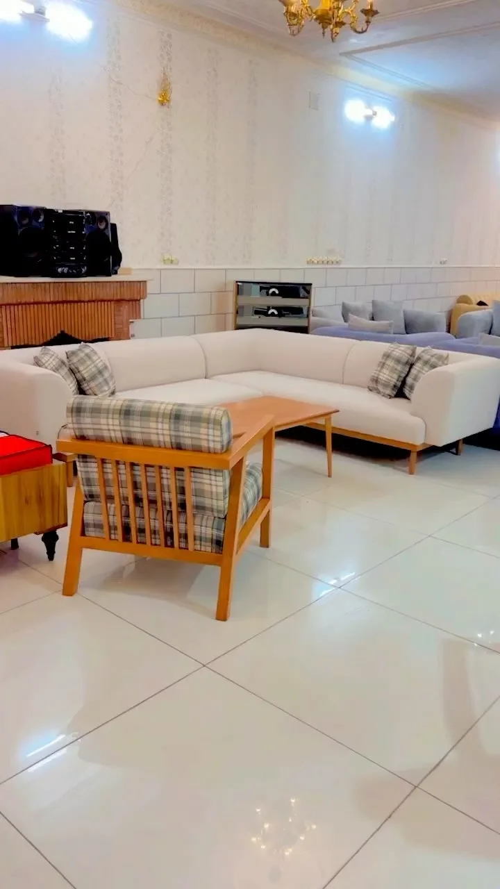 مبل ال کاپر، رنگ سفید، خاکستری و قهوه‌ای، جنس چوب و پارچه، طرح چهارخانه، مبل ال راحتی