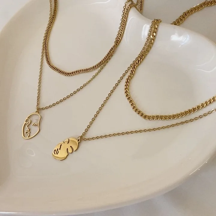 گردنبند استیل مینیمال، رنگ طلایی، جنس فلز، گردنبند چندرشته‌ای پلاک صورت