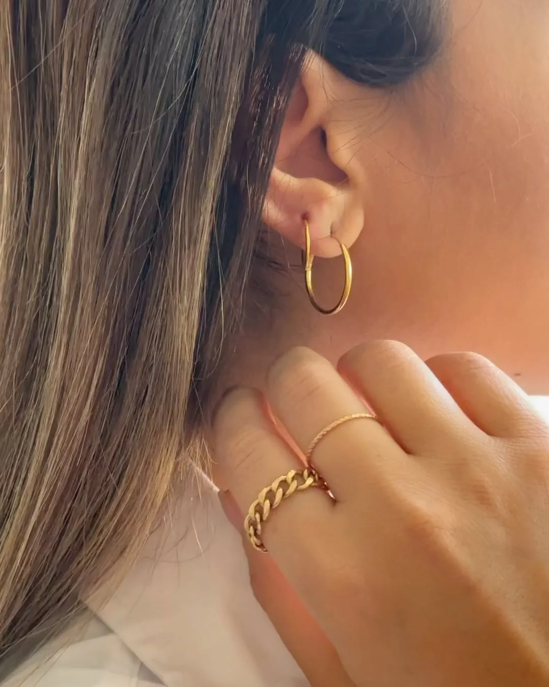 گوشواره طلا حلقه‌ای، رنگ طلایی، حلقه‌ی کوچک و تک نگین