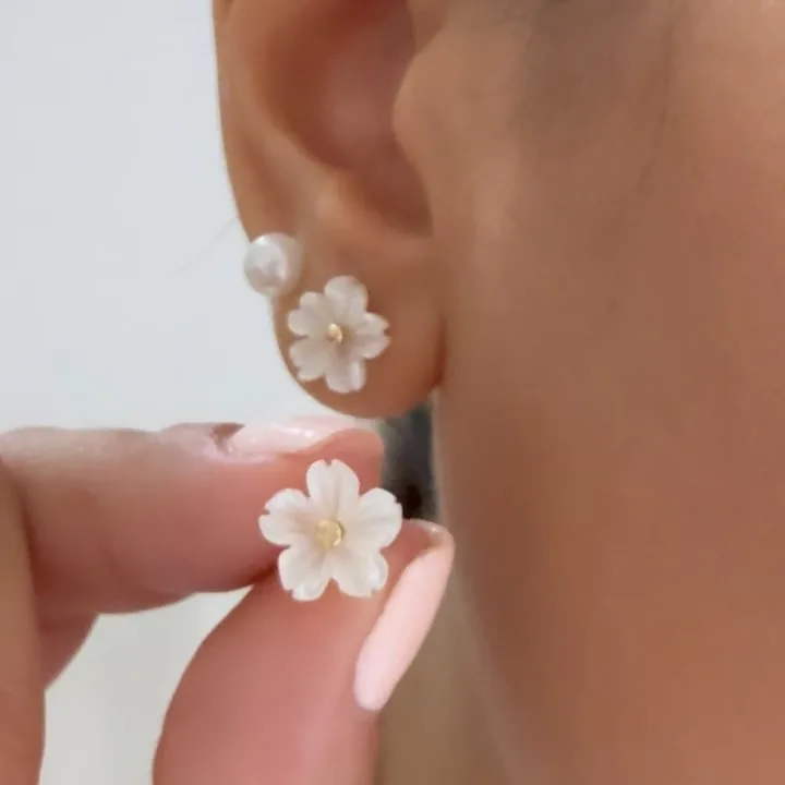گوشواره طلا بابونه، رنگ طلایی و سفید، جنس مروارید، طرح گل، میخی و مروارید