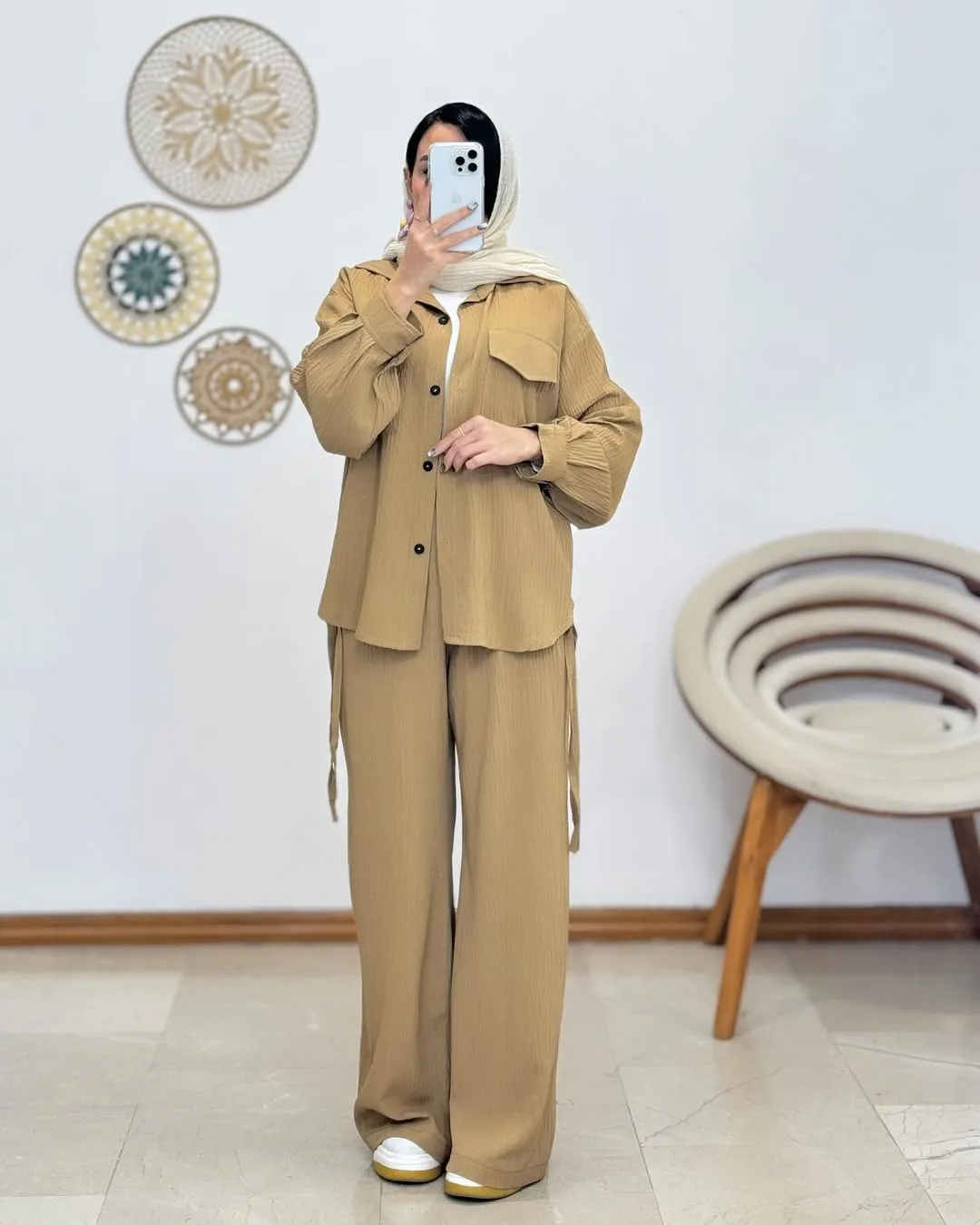 شومیز شلوار آیوا کد ۲۰۵۲۹، رنگ کرم، کوتاه، یقه مردانه، آستین بلند، گشاد