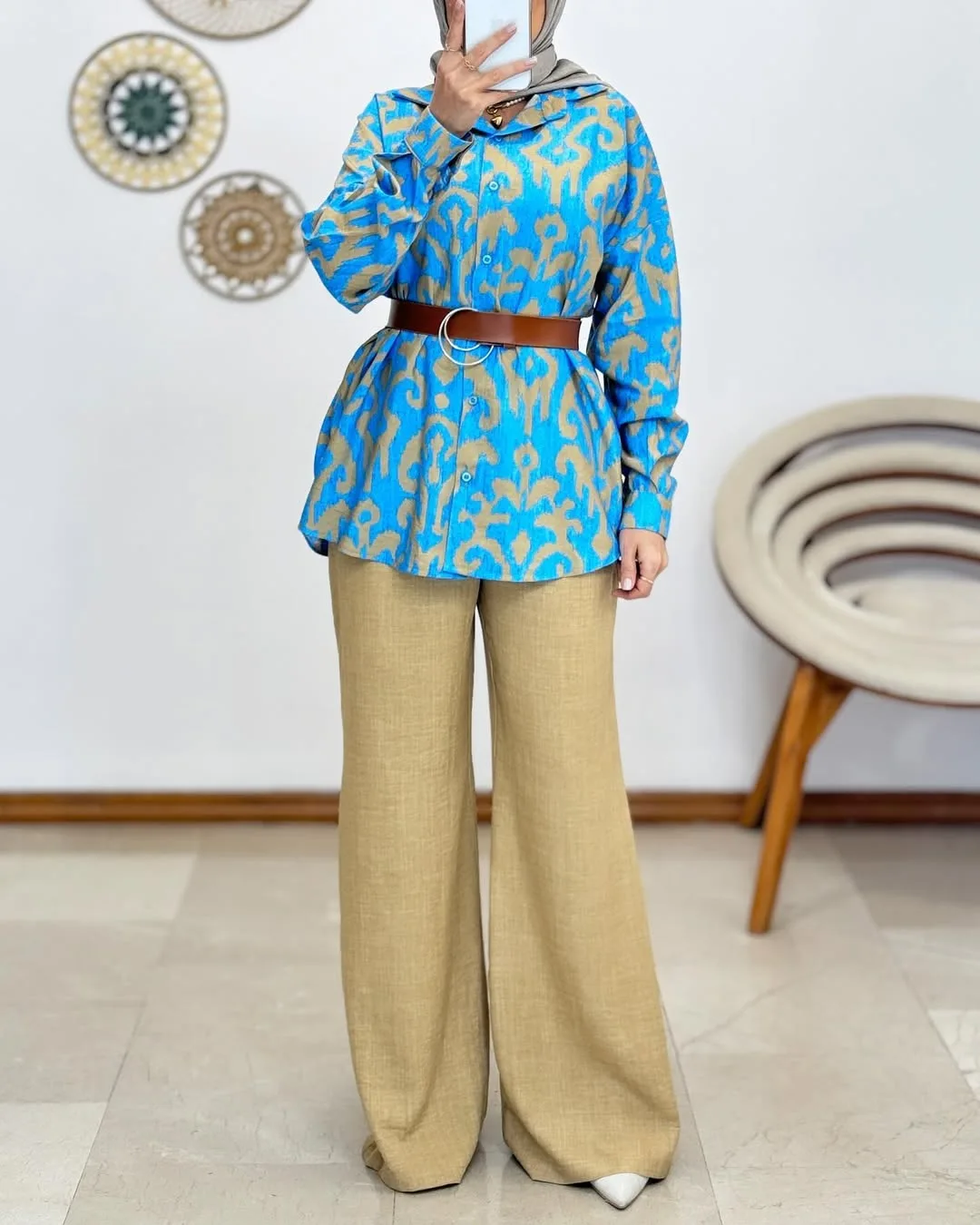 شومیز زنانه، رنگ آبی و کرم، آستین بلند، دکمهدار