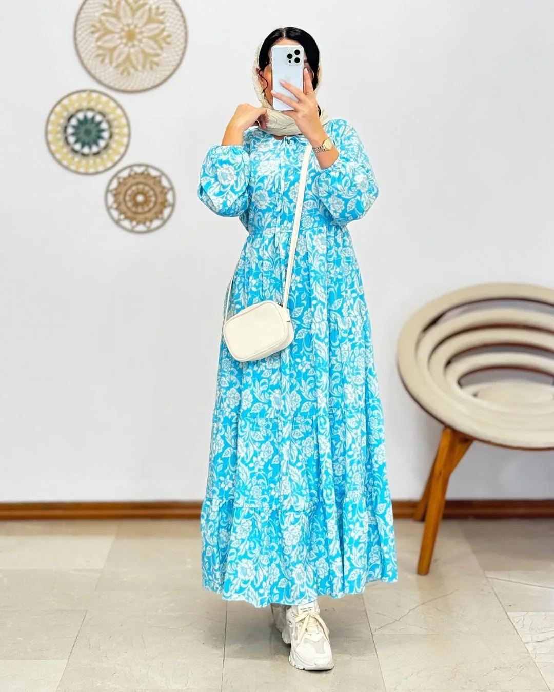 پیراهن زنانه بلند، رنگ آبی روشن و سفید، طرح گلدار، ماکسی بلند، آستین‌بلند