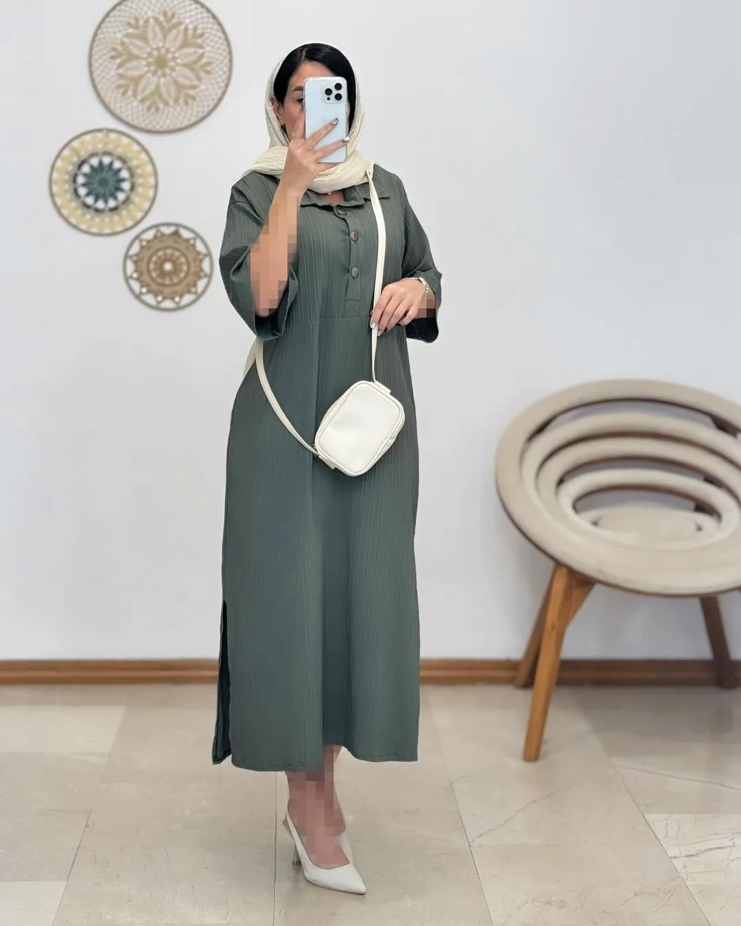 پیراهن آیوا — رنگ زیتونی — نمای روی‌تن — دکمه — عکس ۲