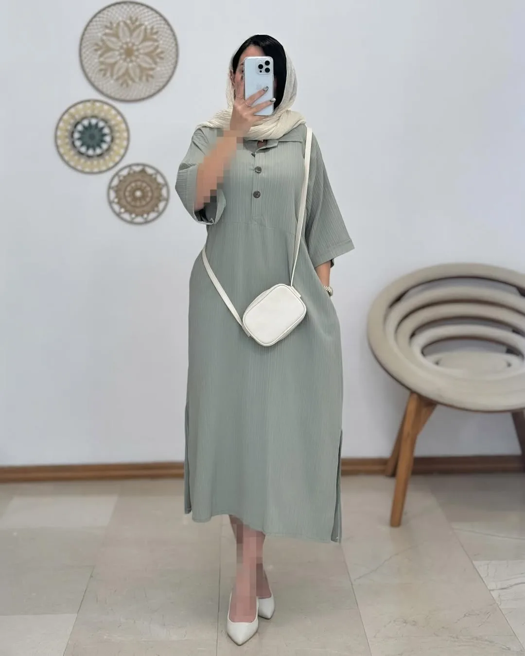 پیراهن آیوا — رنگ طوسی — نمای روی‌تن — دکمه — عکس ۴