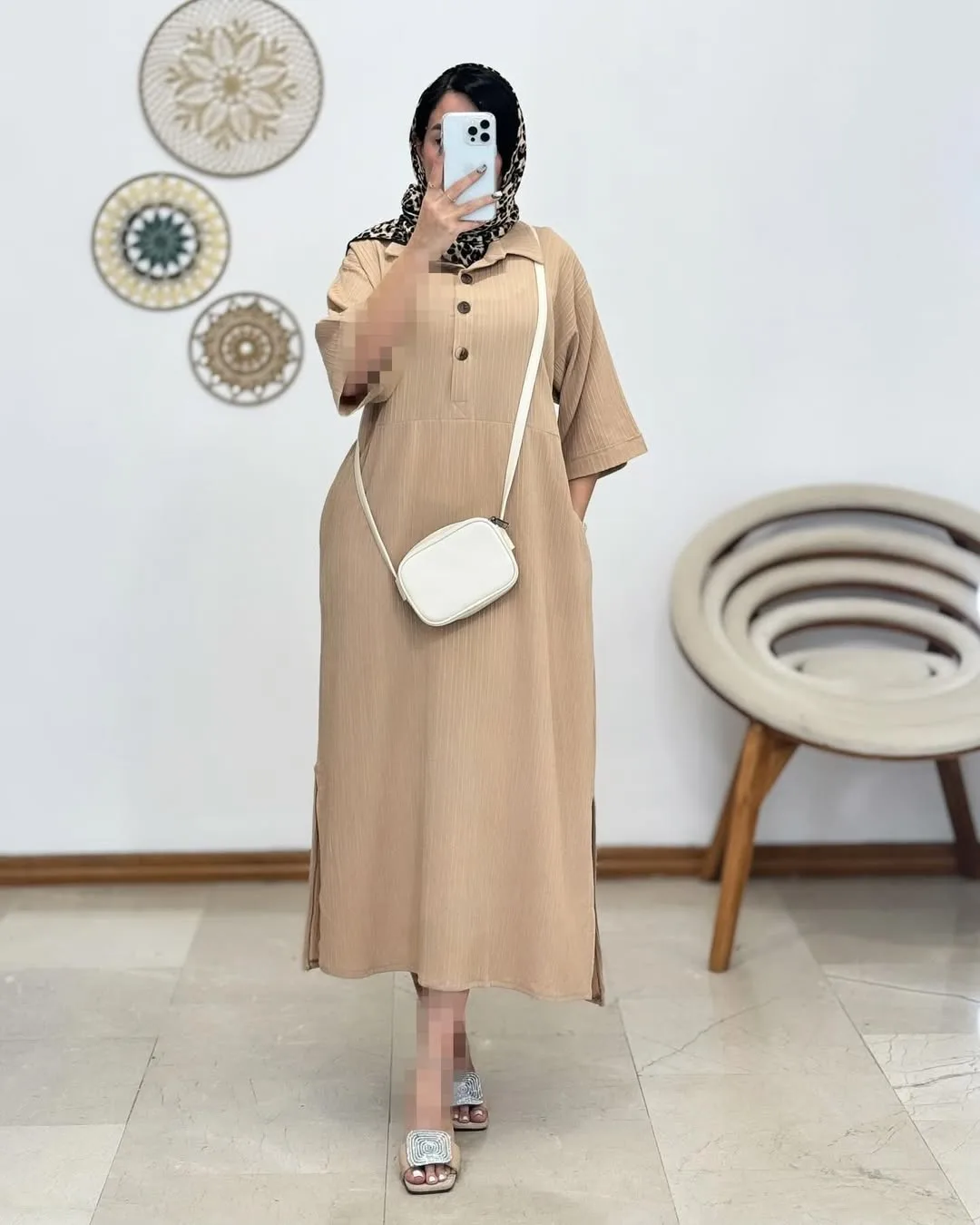پیراهن آیوا — رنگ خاکی — نمای روی‌تن — دکمه — عکس ۶