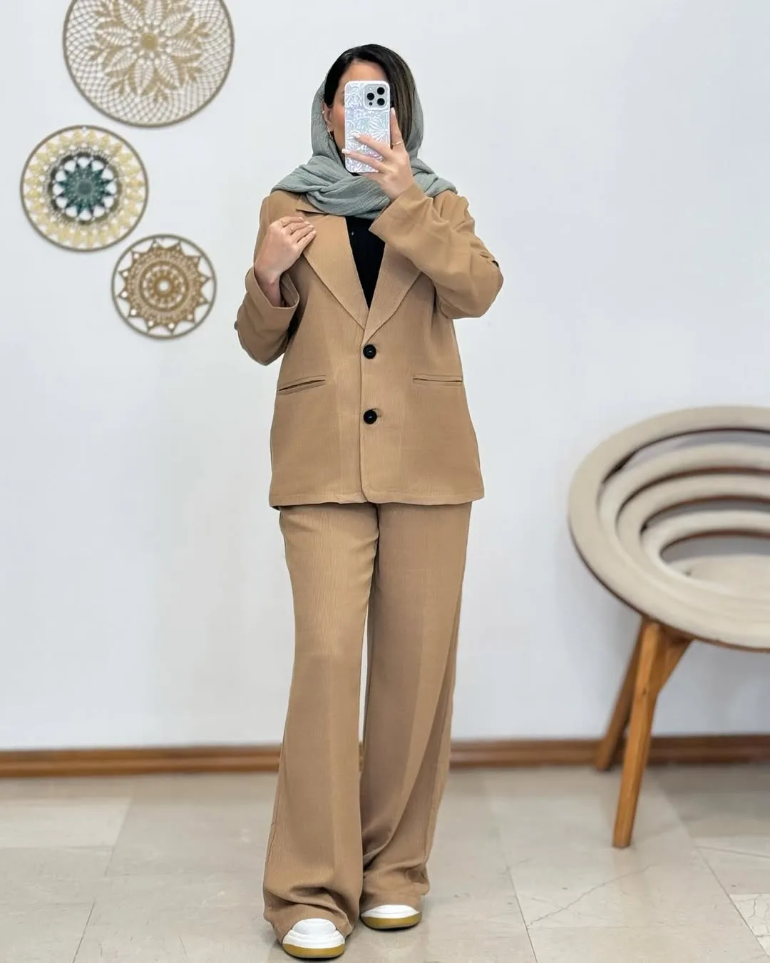 کت شلوار کرپ، رنگ قهوهای روشن، کت تک دکمه، شلوار دمپا گشاد