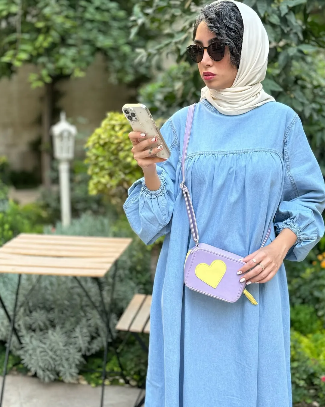 کفتان چیندار جین — رنگ آبی — نمای روبه‌رو — چین‌دار — عکس ۲