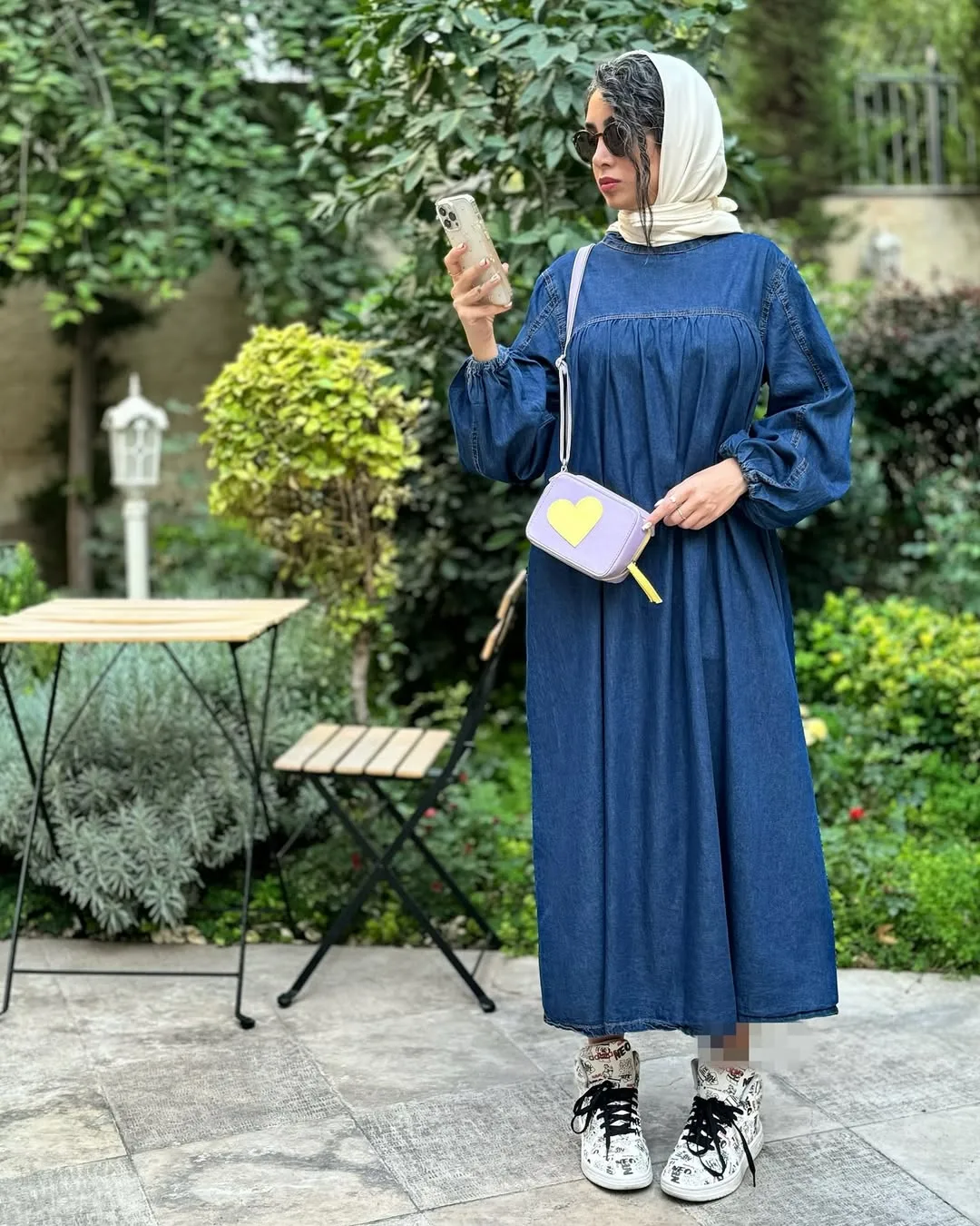 کفتان چیندار جین — رنگ سرمه‌ای — نمای کامل — چین‌دار — عکس ۳