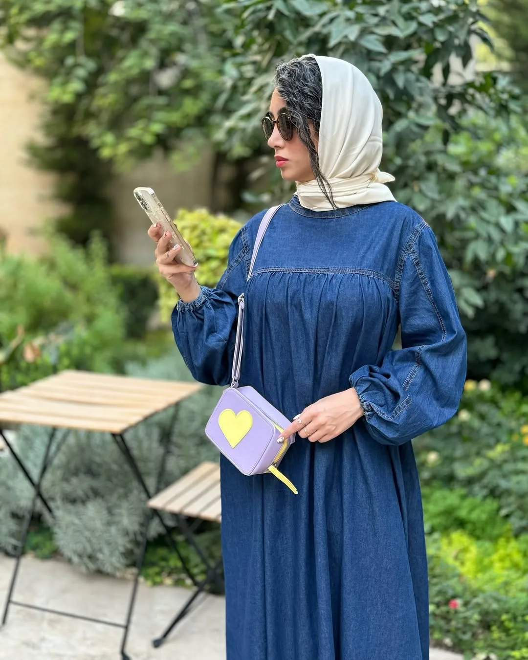 کفتان چیندار جین — رنگ سرمه‌ای — نمای کنار — چین‌دار — عکس ۴
