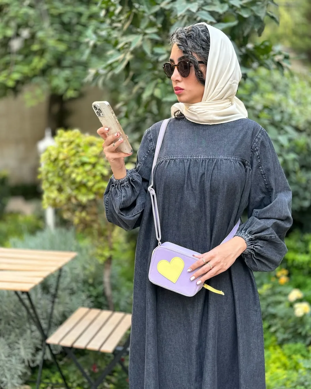 کفتان چیندار جین — رنگ زغالی — نمای روبه‌رو — چین‌دار — عکس ۵