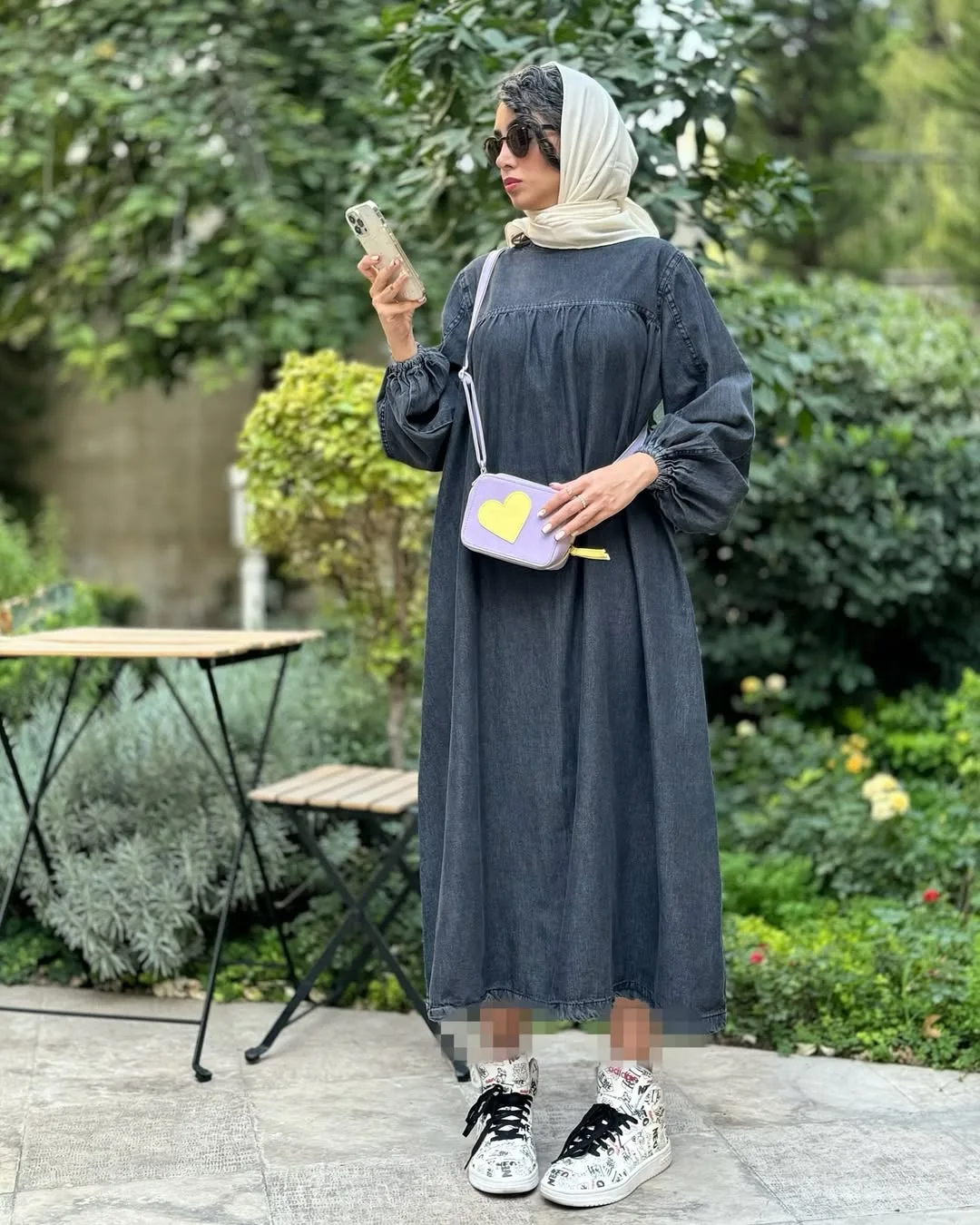 کفتان چیندار جین — رنگ زغالی — نمای کامل — چین‌دار — عکس ۶