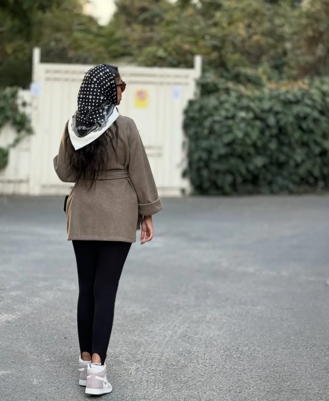 کت oxin — رنگ خاکی — نمای پشت — کمربند — عکس ۲