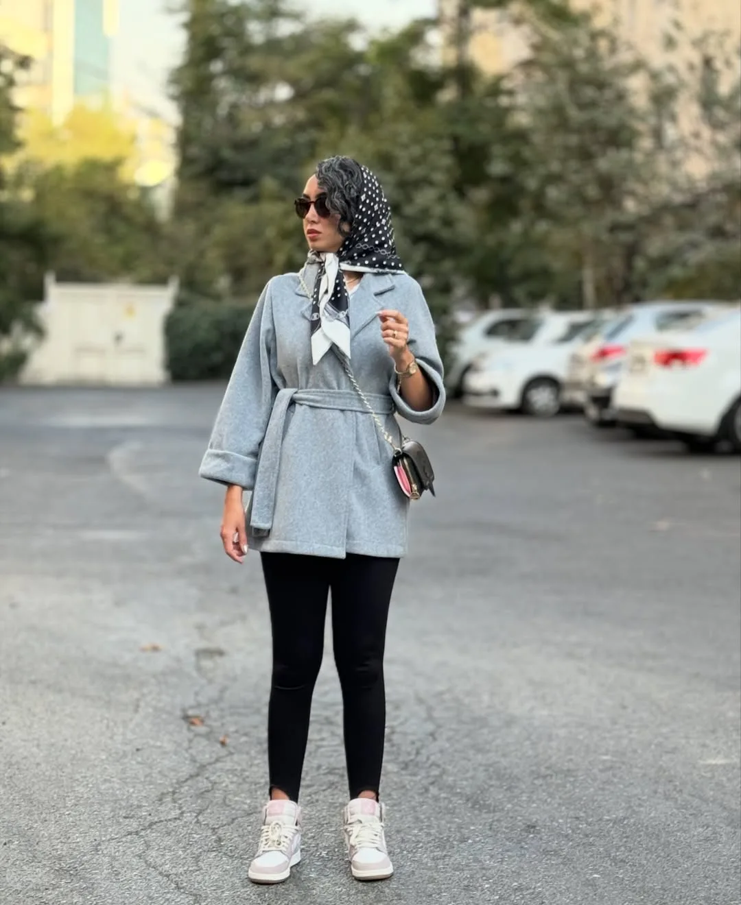 کت oxin — رنگ طوسی — نمای روی‌تن — کمربند — عکس ۳