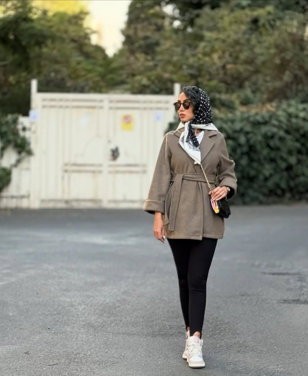 کت oxin — رنگ خاکی — نمای روی‌تن — کمربند — عکس ۵