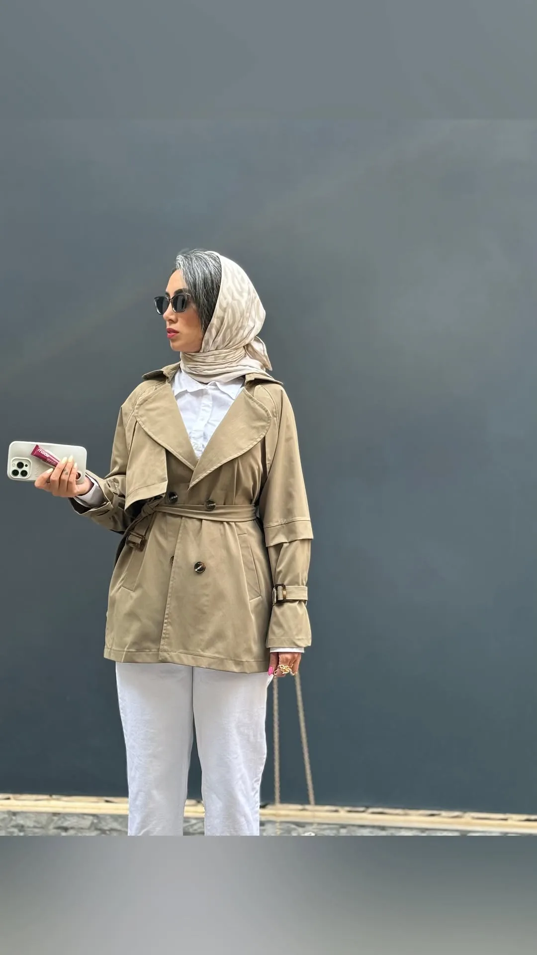 ترنچ کت زنانه، رنگ کرم، کوتاه، یقه برگردان، کمردار