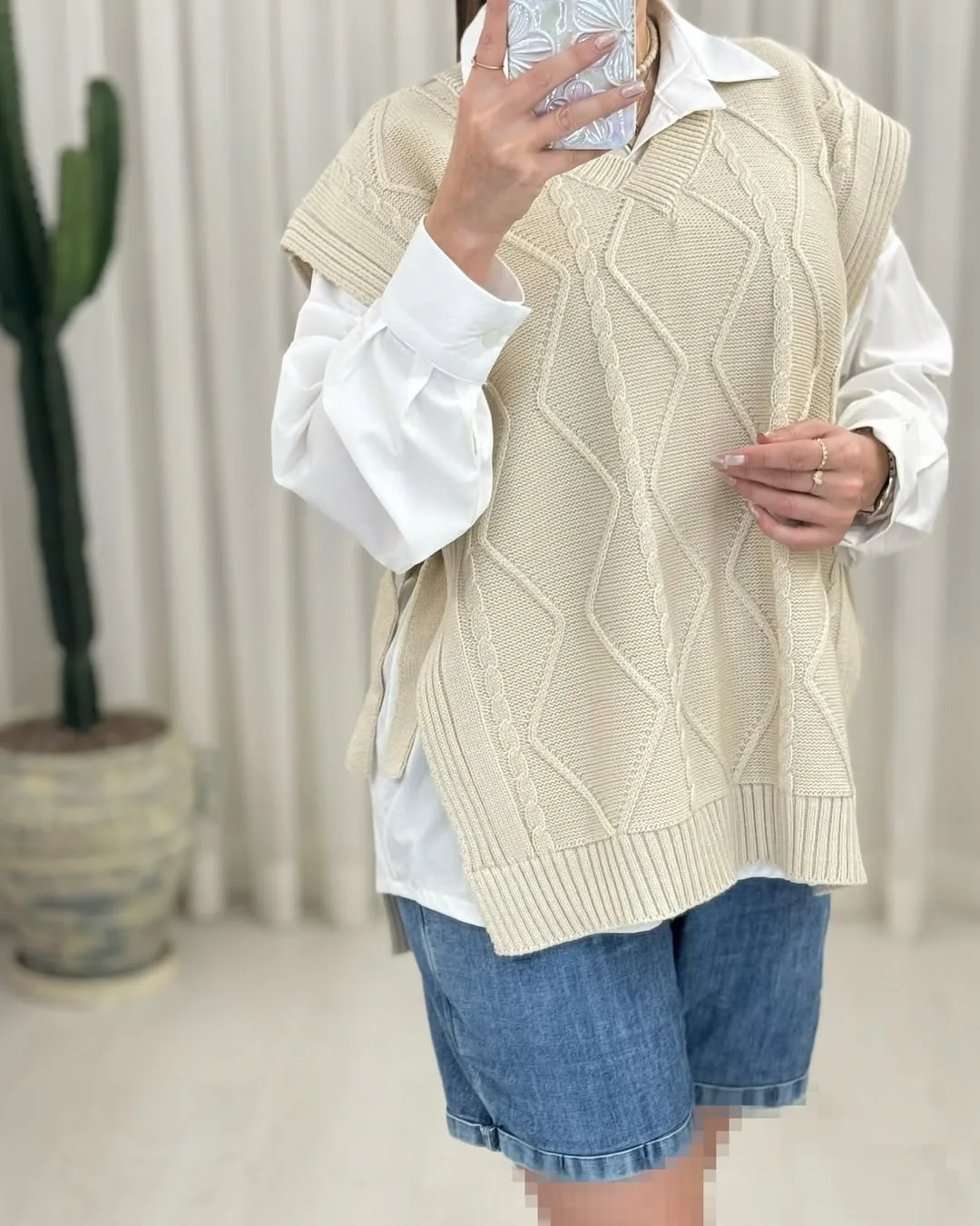 ژیله بافت کناربندی، رنگ کرم، جنس بافتنی، طرح هندسی، کوتاه، یقه هفت، بدون آستین