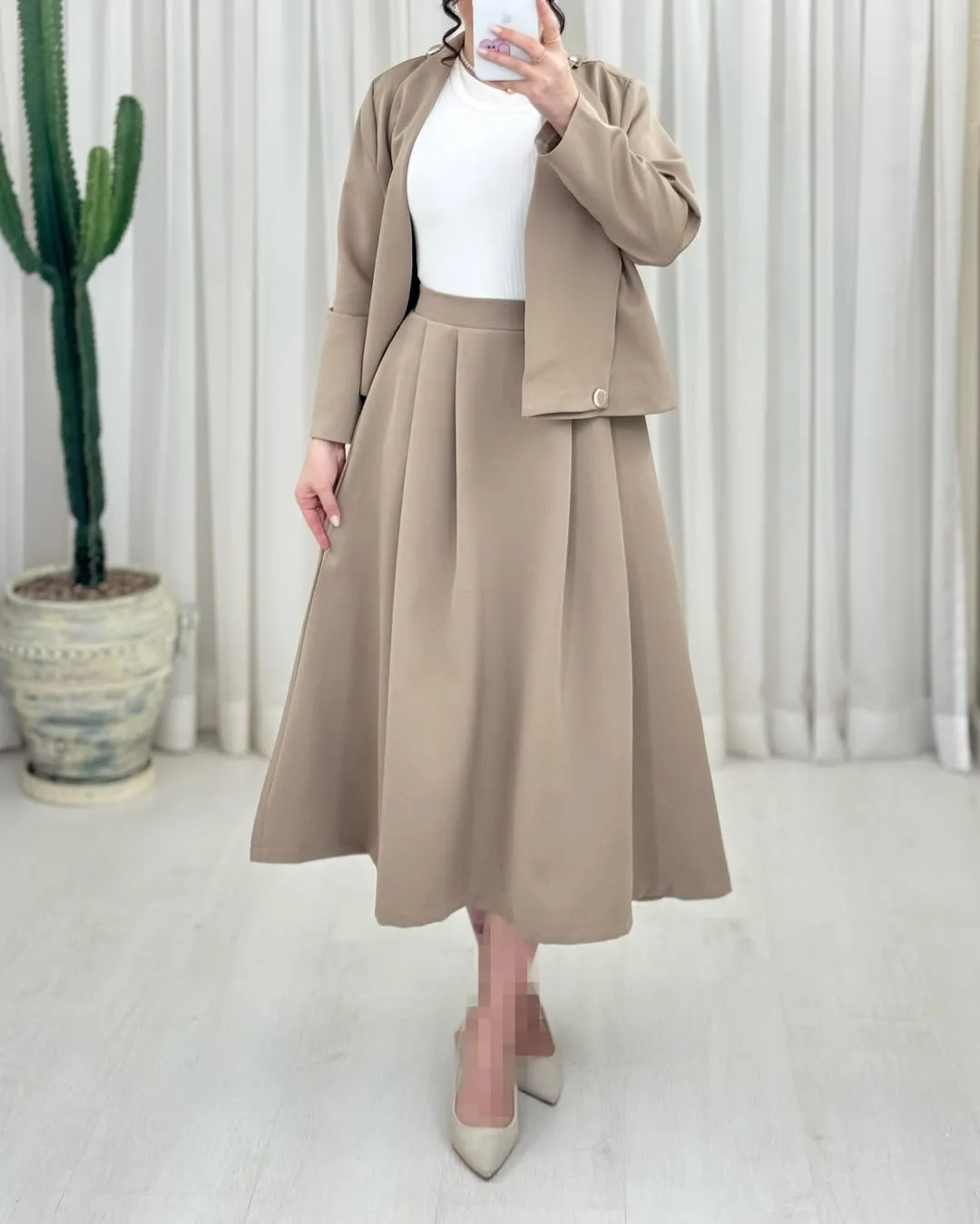 کت دامن دکمه طلایی، رنگ کرم، کت کوتاه، دامن پلیسه بلند