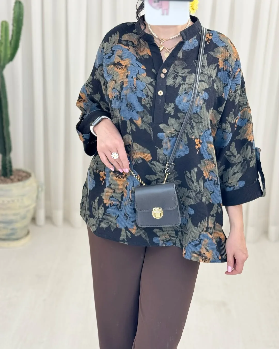 شومیز میلان کد ۳۰۲۵۱، رنگ مشکی، آبی و قهوه ای، جنس ساتن، طرح گلدار، بلند، یقه هفتی، آستین سه ربع، گشاد