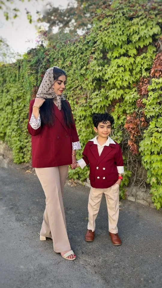 ست کت و شلوار پاییزه مادر و پسر، رنگ قرمز و کرم، کت کوتاه و شلوار گشاد