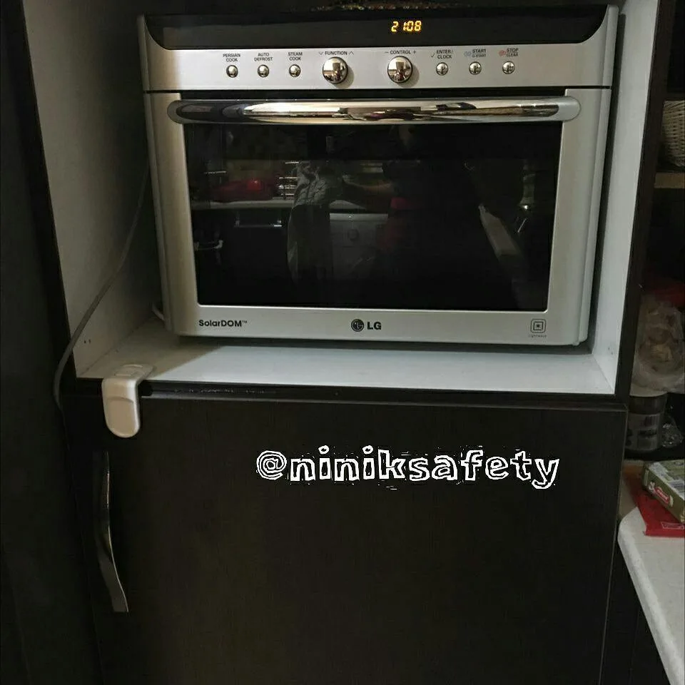 قفل کابینت نی نی ک، رنگ سفید، جنس پلاستیک، قفل دستگیره