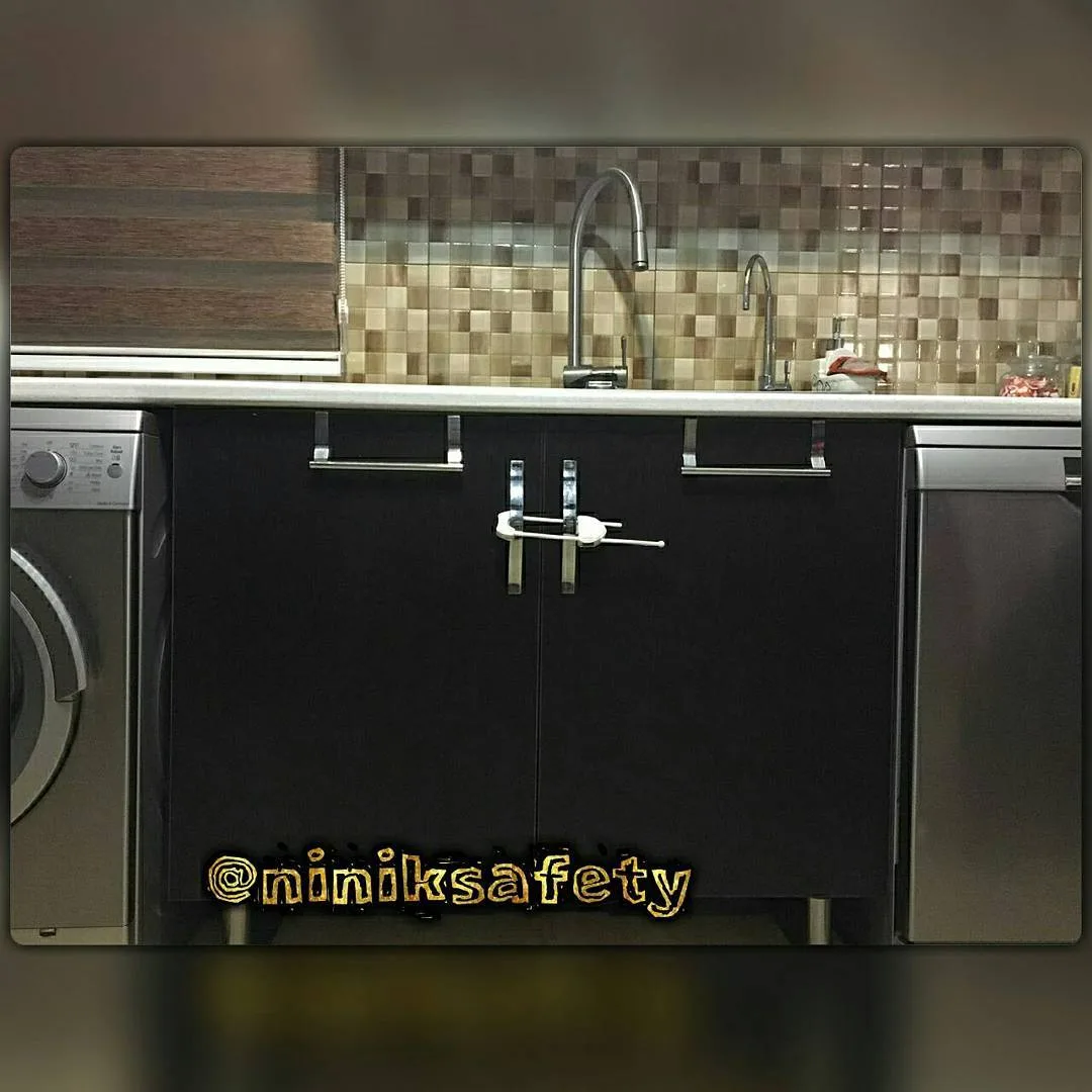 قفل کابینت قابل تنظیم N9371 نی نی ک، رنگ سفید، جنس پلاستیک، قفل بنددار