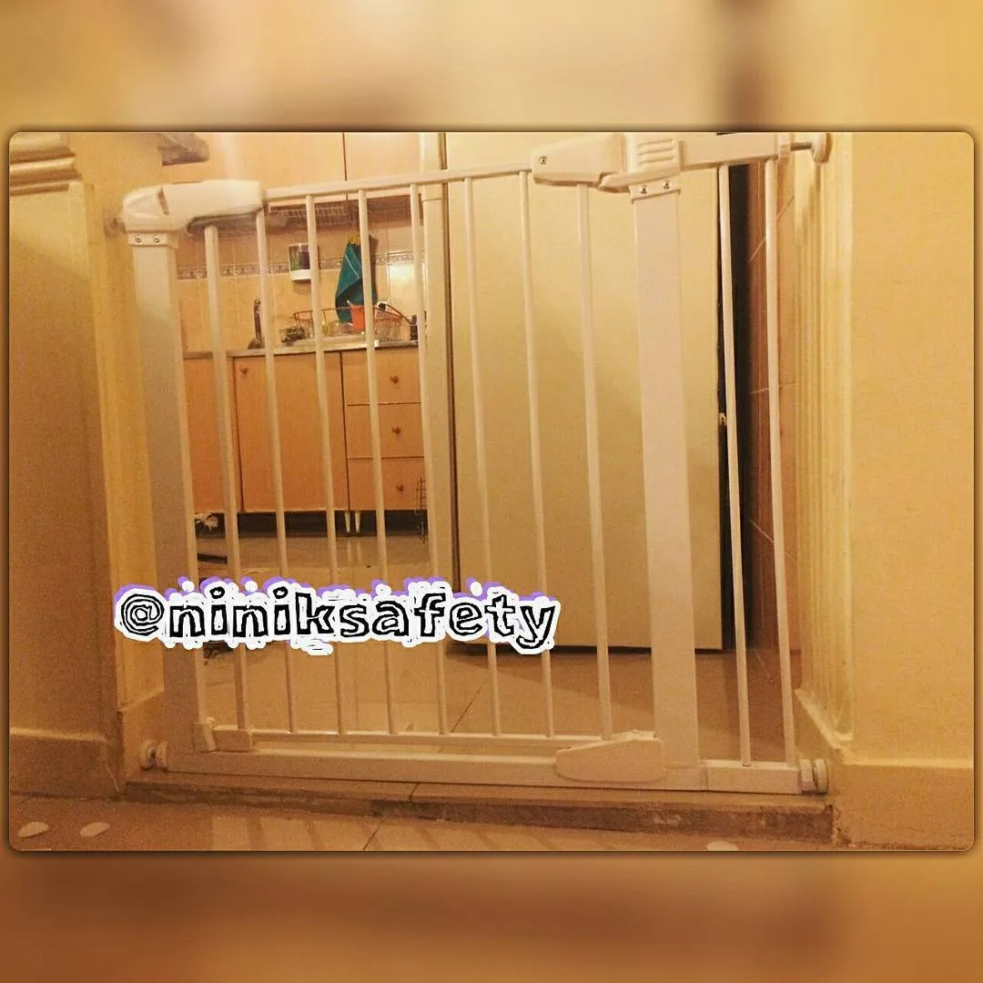 نرده محافظ کودک نی نی ک، رنگ سفید، جنس فلز و پلاستیک، نرده فشارسنج