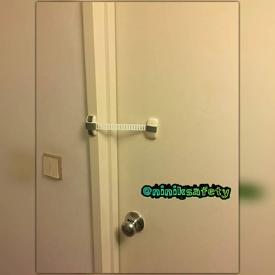 قفل ایمنی درب اتاق نی نی ک، رنگ سفید و خاکستری، جنس پلاستیک، تسمه‌ای