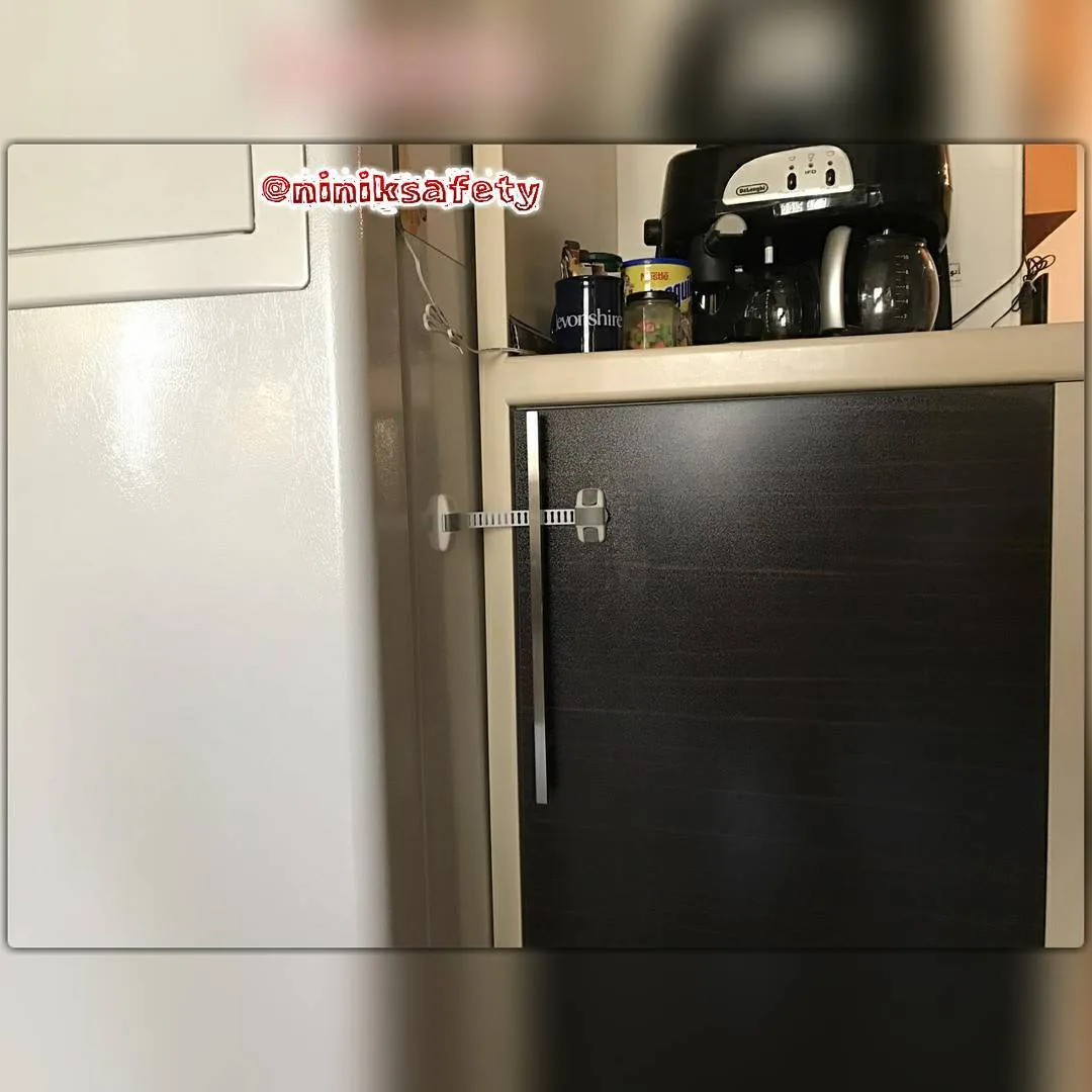 قفل چند منظوره قابل تنظیم نی نی ک، رنگ سفید، جنس پلاستیک، تسمهای