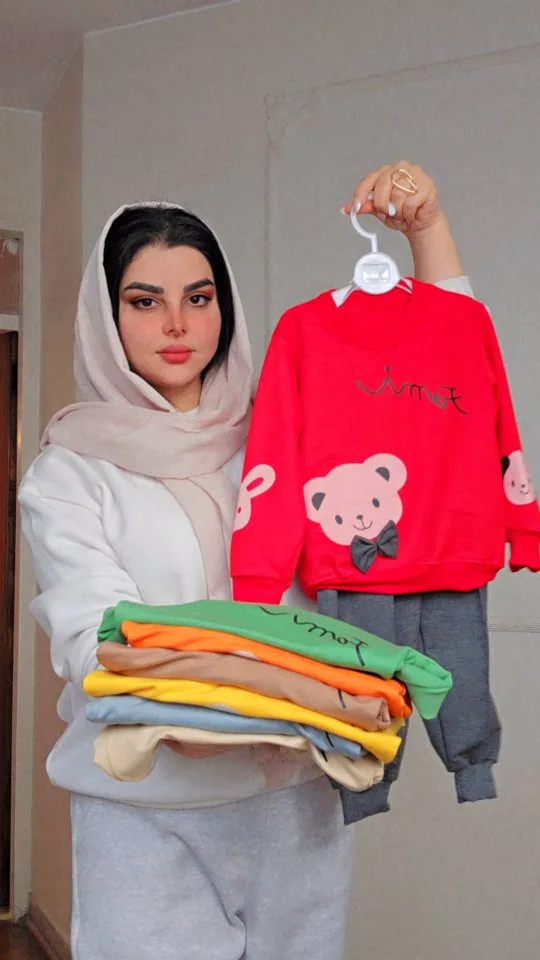 بلوز و شلوار جنتلمن بچگانه، رنگ قرمز، خاکستری و سبز، جنس کتان، طرح طرح کارتونی، آستین‌بلند یقه گرد جذب