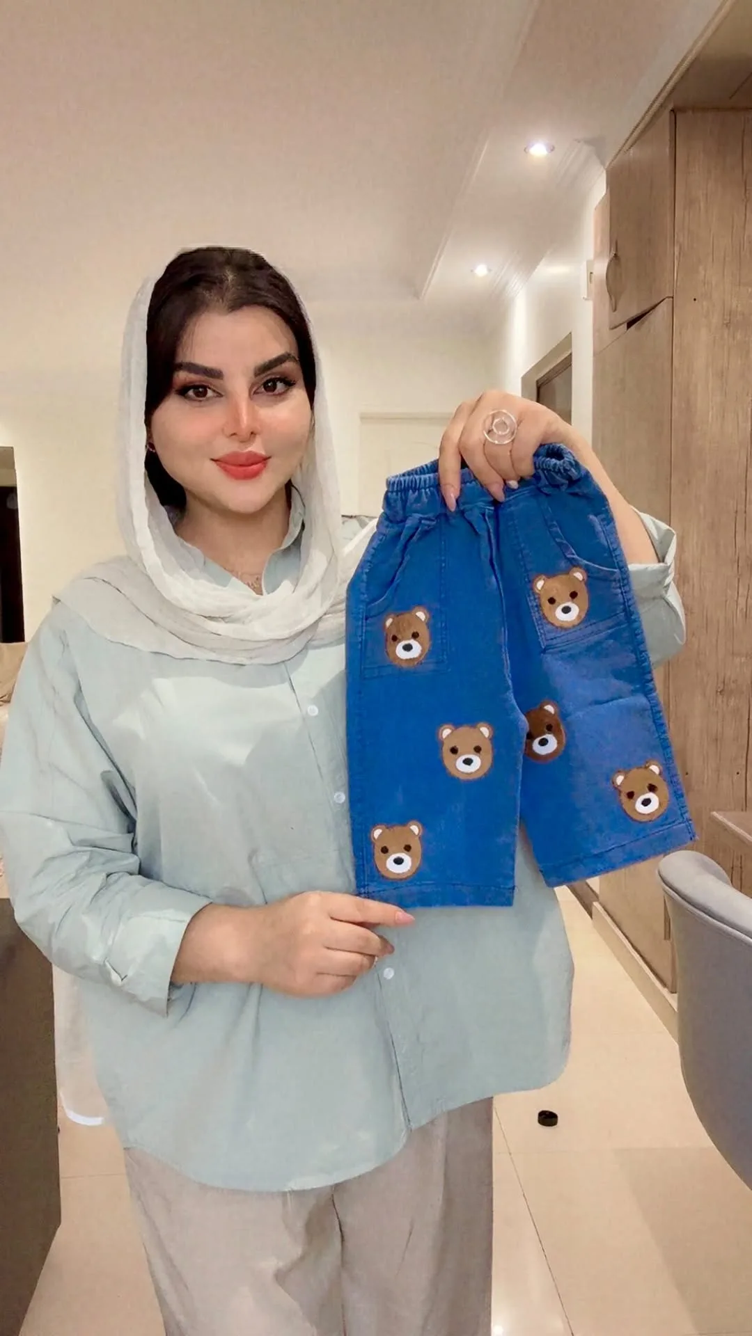 شلوارک جین کشی بچگانه، رنگ آبی، طرح شخصیت کارتونی، کمر کش، کوتاه