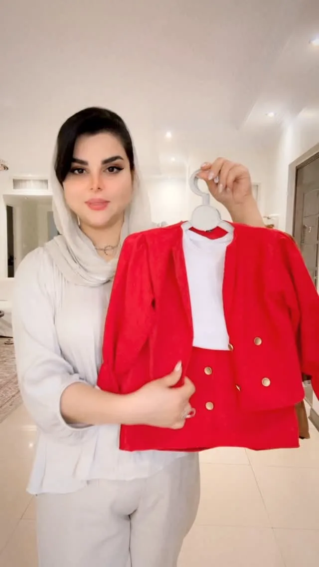 ست سه تیکه کت و دامن و تاپ مخمل کبریتی، رنگ قرمز و سفید، کت کوتاه دکمه‌دار و دامن