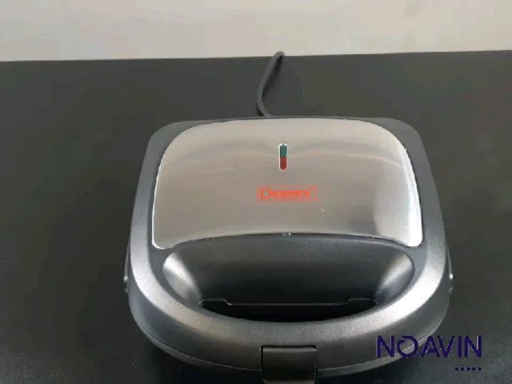 ساندویچ‌ساز شش‌صفحه دسینی، رنگ نقره‌ای و مشکی، جنس فلز و پلاستیک، مربعی، دسته‌دار