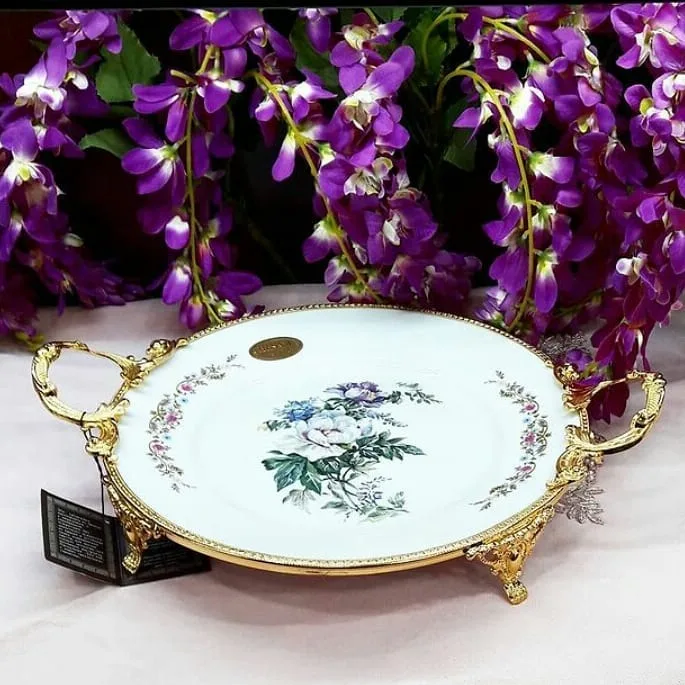 دیس چینی گلدار، رنگ سفید، طلایی و آبی، جنس سرامیک، گرد، دسته‌دار